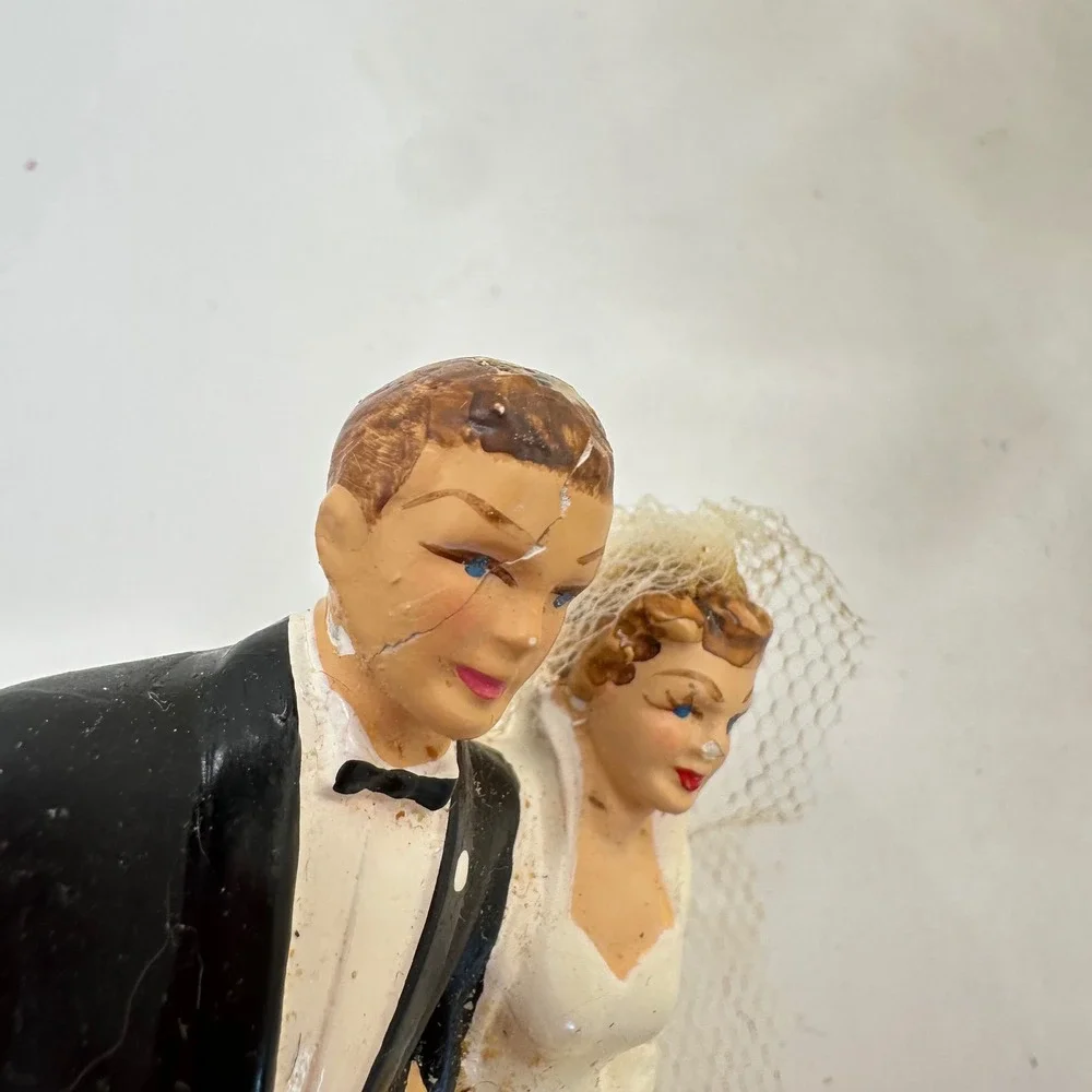 Vtg MCM Wedding Cake Topper Bride Groom Bell Net Flowers Retro Chalkware Decor